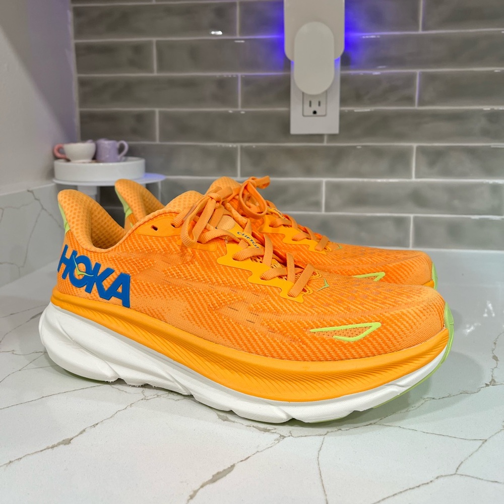 Hoka Clifton 9 Running Shoes. Men’s Size 9D   Color Orange